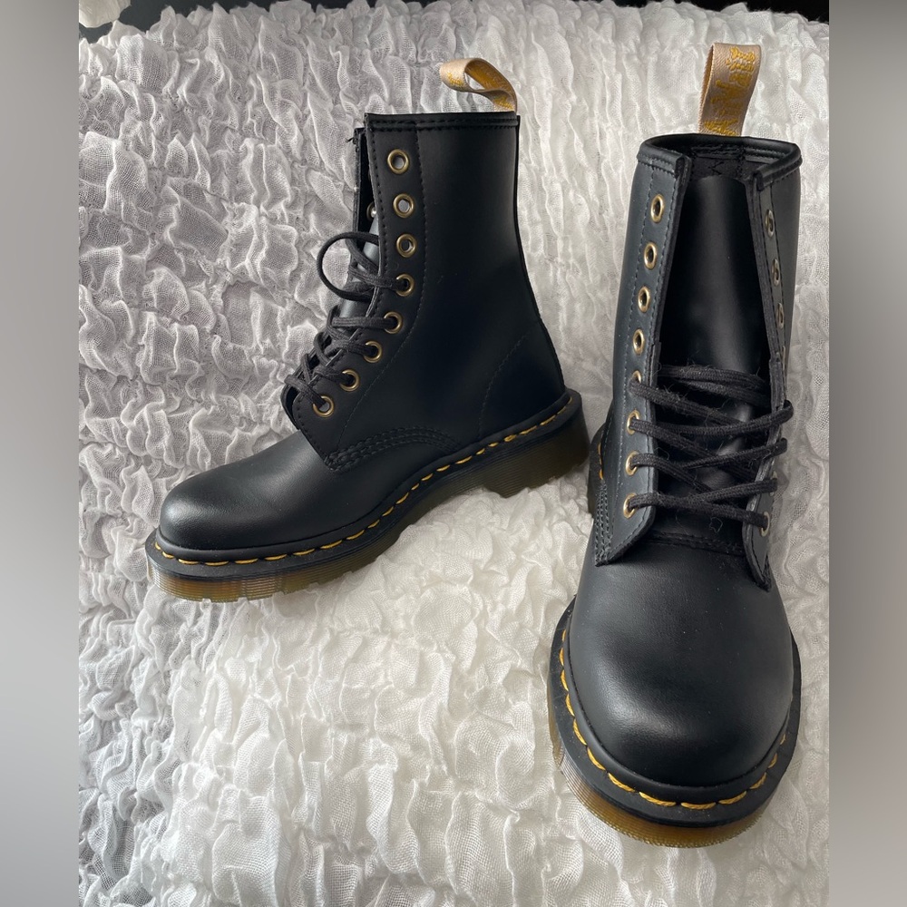 💥NWOT💥 Vegan 1460 8-eye Lace Up Doc Martens Boots - Picture 12 of 16